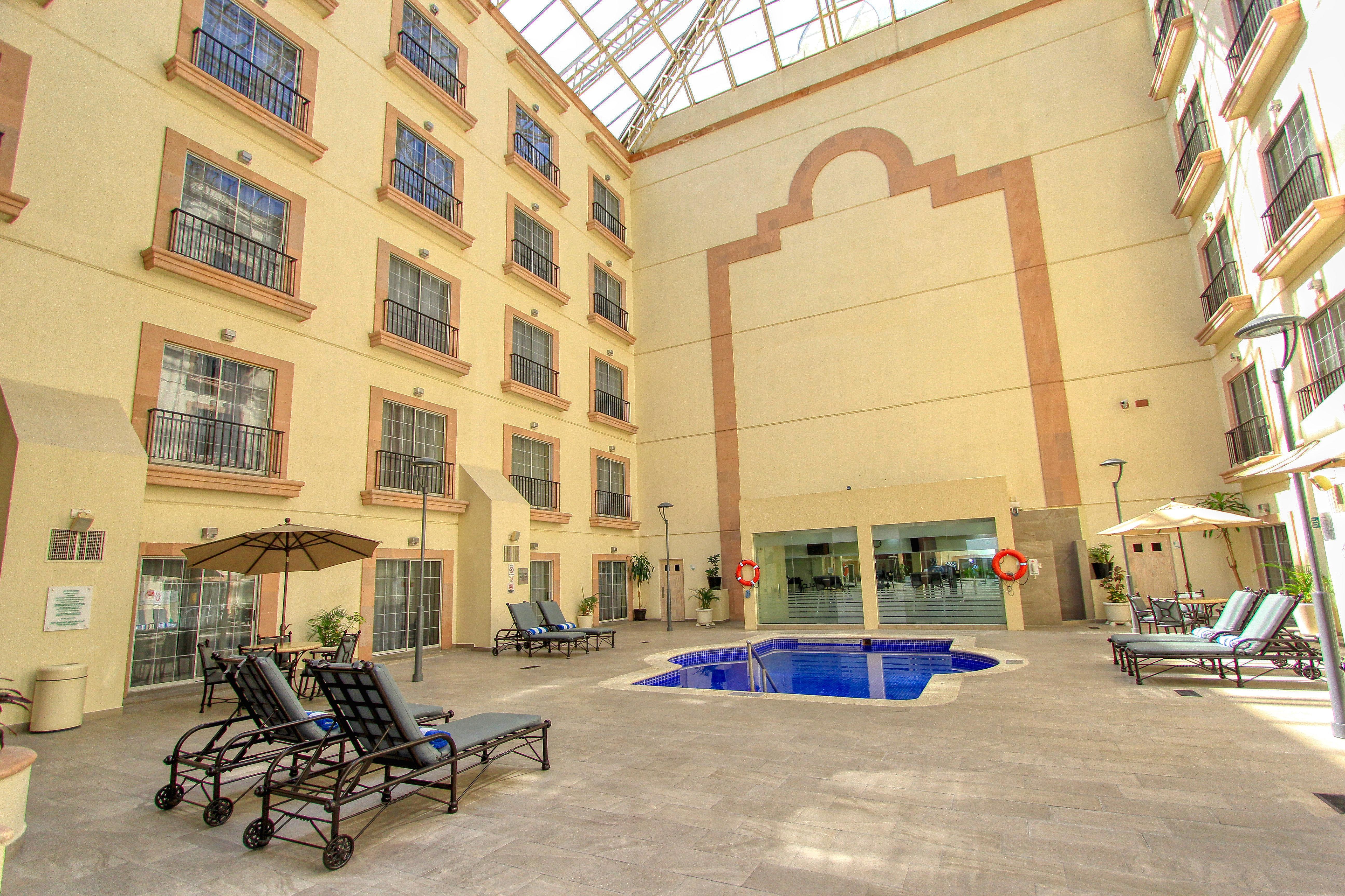 Holiday Inn Leon By Ihg Экстерьер фото