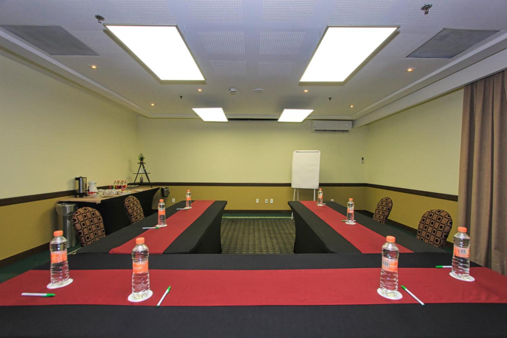 Holiday Inn Leon By Ihg Экстерьер фото