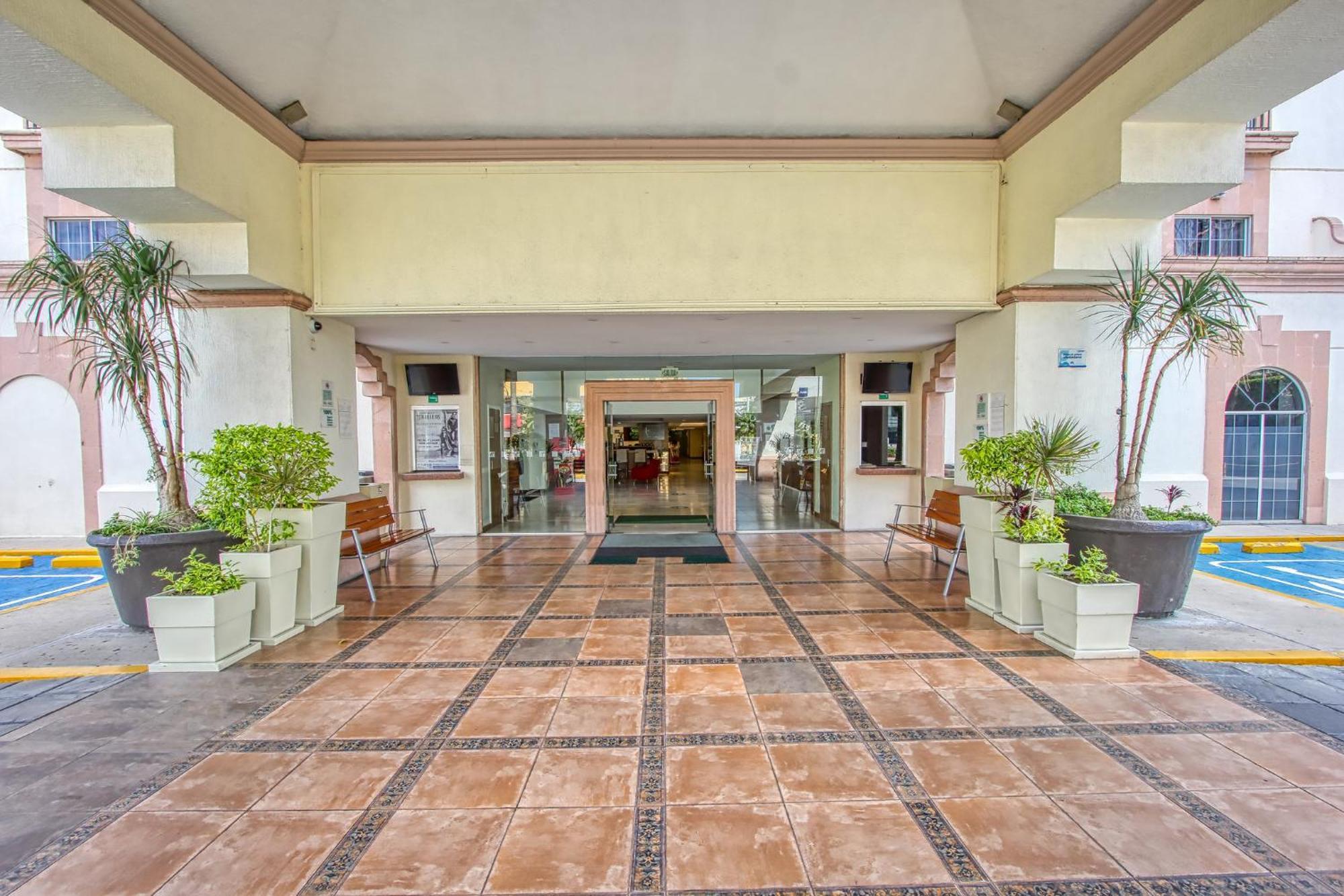 Holiday Inn Leon By Ihg Экстерьер фото